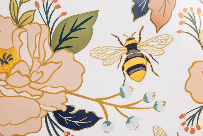 vintage_honey_bee_wallpaper_bf3e6061-8af4-4d75-a270-c1491954e7f9_1024x1024