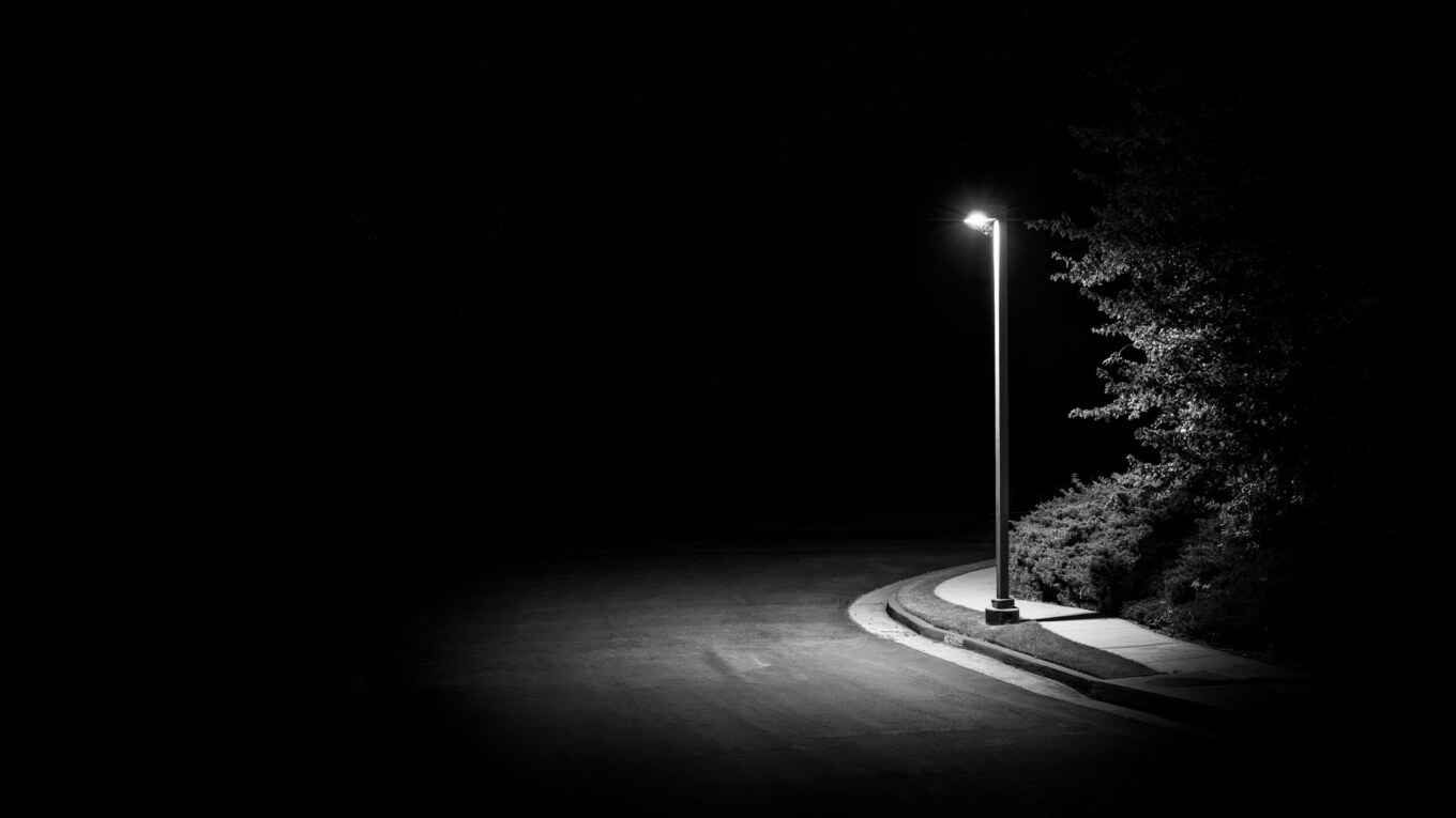 noir_black_and_white_dark_lamp_light_4k_hd_nature